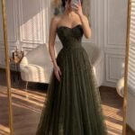 فستان مناسبات بتصميم أنثوي راقي بلمسات لامعة