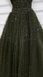 ⁦فستان مناسبات بتصميم أنثوي راقي بلمسات لامعة⁩ - الصورة ⁦3⁩