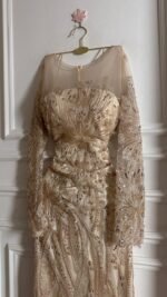 ⁦فستان مناسبات بتصميم أنثوي راقي بلمسات لامعة⁩ - الصورة ⁦3⁩