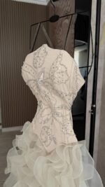 ⁦فستان سهرة طويل بتصميم راقي كلوش فاخر بتطريز يدوي⁩ - الصورة ⁦3⁩