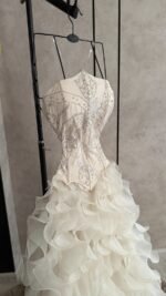 ⁦فستان سهرة طويل بتصميم راقي كلوش فاخر بتطريز يدوي⁩ - الصورة ⁦5⁩