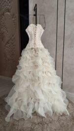 ⁦فستان سهرة طويل بتصميم راقي كلوش فاخر بتطريز يدوي⁩ - الصورة ⁦6⁩