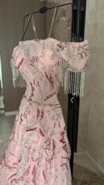 ⁦فستان سهرة طويل بتصميم راقي كلوش فاخر بتطريز أنيق⁩ - الصورة ⁦3⁩