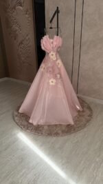 ⁦فستان سهرة طويل بتصميم راقي كلوش فاخر بتطريز أنيق⁩ - الصورة ⁦2⁩