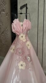 ⁦فستان سهرة طويل بتصميم راقي كلوش فاخر بتطريز أنيق⁩ - الصورة ⁦7⁩