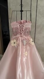 ⁦فستان سهرة طويل بتصميم راقي كلوش فاخر بتطريز أنيق⁩ - الصورة ⁦9⁩