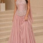 فستان سهرة طويل بتصميم راقي كلوش فاخر بتطريز يدوي