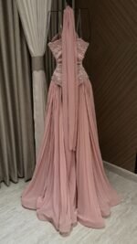 ⁦فستان سهرة طويل بتصميم راقي كلوش فاخر بتطريز يدوي⁩ - الصورة ⁦6⁩