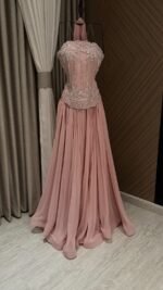 ⁦فستان سهرة طويل بتصميم راقي كلوش فاخر بتطريز يدوي⁩ - الصورة ⁦4⁩