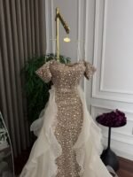 ⁦فستان سهرة طويل بتصميم راقي بذيل أنيق كلوش فاخر⁩ - الصورة ⁦5⁩