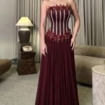 فستان مناسبات بتصميم أنثوي راقي بتطريز أنيق بلمسات لامعة
