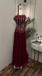 ⁦فستان مناسبات بتصميم أنثوي راقي بتطريز أنيق بلمسات لامعة⁩ - الصورة ⁦4⁩