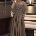 فستان سهرة طويل بتصميم راقي بلمسات لامعة