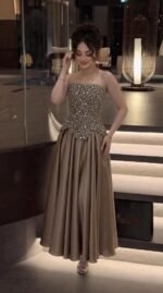 فستان سهرة طويل بتصميم راقي بلمسات لامعة