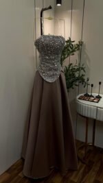 ⁦فستان سهرة طويل بتصميم راقي بلمسات لامعة⁩ - الصورة ⁦4⁩