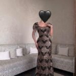 فستان مناسبات بتصميم أنثوي راقي بلمسات لامعة