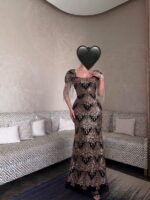 فستان مناسبات بتصميم أنثوي راقي بلمسات لامعة