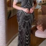 فستان مناسبات بتصميم أنثوي راقي بلمسات لامعة