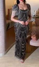 فستان مناسبات بتصميم أنثوي راقي بلمسات لامعة