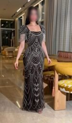 ⁦فستان مناسبات بتصميم أنثوي راقي بلمسات لامعة⁩ - الصورة ⁦2⁩