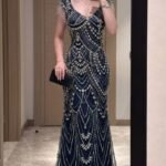فستان مناسبات بتصميم أنثوي راقي بلمسات لامعة