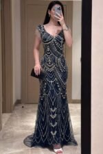 فستان مناسبات بتصميم أنثوي راقي بلمسات لامعة