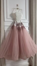⁦فستان مناسبات بتصميم أنثوي راقي بتطريز يدوي⁩ - الصورة ⁦6⁩