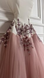 ⁦فستان مناسبات بتصميم أنثوي راقي بتطريز يدوي⁩ - الصورة ⁦10⁩