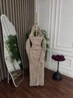 ⁦فستان مناسبات بتصميم أنثوي راقي بتطريز أنيق⁩ - الصورة ⁦2⁩