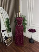 ⁦فستان سهرة طويل بتصميم راقي بتطريز أنيق بلمسات لامعة⁩ - الصورة ⁦5⁩