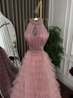 ⁦فستان سهرة طويل بتصميم راقي كلوش فاخر بتطريز أنيق⁩ - الصورة ⁦3⁩
