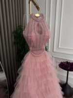 ⁦فستان سهرة طويل بتصميم راقي كلوش فاخر بتطريز أنيق⁩ - الصورة ⁦4⁩