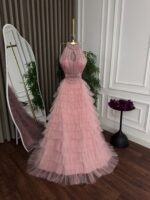⁦فستان سهرة طويل بتصميم راقي كلوش فاخر بتطريز أنيق⁩ - الصورة ⁦2⁩