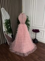 ⁦فستان سهرة طويل بتصميم راقي كلوش فاخر بتطريز أنيق⁩ - الصورة ⁦5⁩