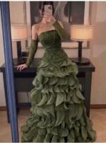 ⁦فستان مناسبات بتصميم أنثوي راقي بتطريز أنيق بلمسات لامعة⁩ - الصورة ⁦3⁩