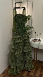 ⁦فستان مناسبات بتصميم أنثوي راقي بتطريز أنيق بلمسات لامعة⁩ - الصورة ⁦5⁩