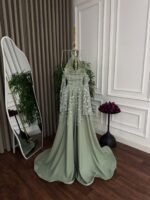 ⁦فستان سهرة طويل بتصميم راقي كلوش فاخر بتطريز أنيق⁩ - الصورة ⁦4⁩