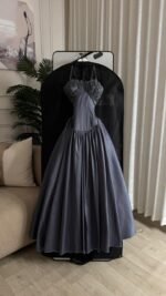 ⁦فستان سهرة طويل بتصميم راقي كلوش فاخر بتطريز أنيق⁩ - الصورة ⁦6⁩