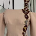 فستان سهرة طويل بتصميم راقي كلوش فاخر بتطريز أنيق