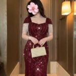 فستان مناسبات بتصميم أنثوي راقي بلمسات لامعة