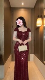 فستان مناسبات بتصميم أنثوي راقي بلمسات لامعة