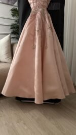 ⁦فستان مناسبات بتصميم أنثوي راقي بتطريز يدوي⁩ - الصورة ⁦6⁩