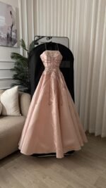 ⁦فستان مناسبات بتصميم أنثوي راقي بتطريز يدوي⁩ - الصورة ⁦5⁩