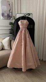 ⁦فستان مناسبات بتصميم أنثوي راقي بتطريز يدوي⁩ - الصورة ⁦4⁩