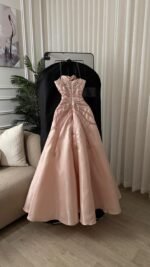 ⁦فستان مناسبات بتصميم أنثوي راقي بتطريز يدوي⁩ - الصورة ⁦7⁩