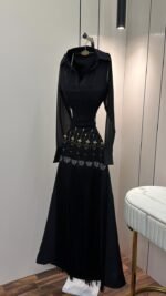 ⁦فستان مناسبات بتصميم أنثوي راقي بتطريز أنيق بلمسات لامعة⁩ - الصورة ⁦3⁩