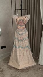 ⁦فستان سهرة طويل بتصميم راقي بتطريز أنيق بلمسات لامعة⁩ - الصورة ⁦2⁩