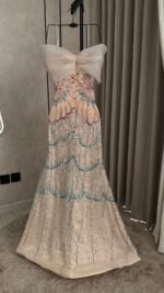 ⁦فستان سهرة طويل بتصميم راقي بتطريز أنيق بلمسات لامعة⁩ - الصورة ⁦7⁩