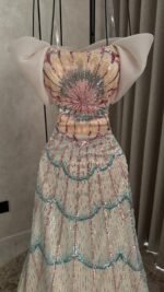 ⁦فستان سهرة طويل بتصميم راقي بتطريز أنيق بلمسات لامعة⁩ - الصورة ⁦6⁩