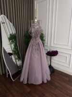 ⁦فستان سهرة طويل بتصميم راقي كلوش فاخر بتطريز أنيق⁩ - الصورة ⁦2⁩
